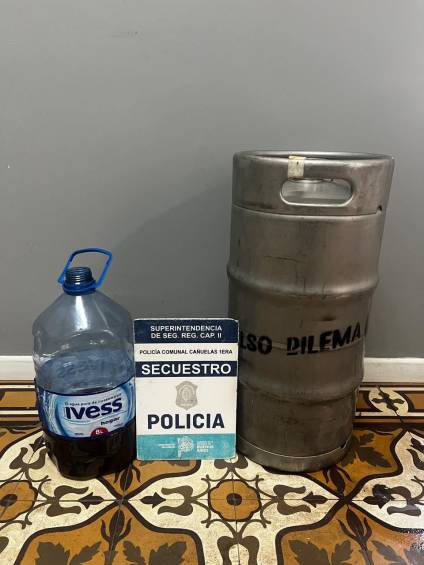 Detuvieron a dos hombres por robar un barril de cerveza de un bar céntrico